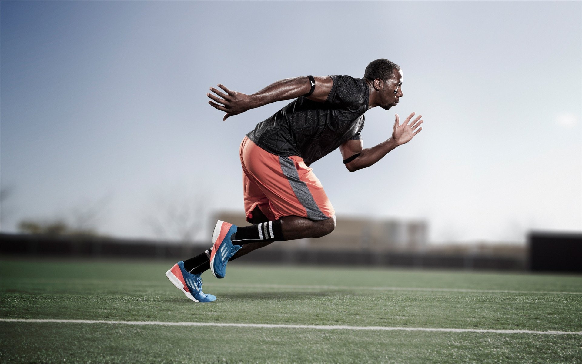 室内跑步机爬坡赛 模拟登山场景累到双腿发软